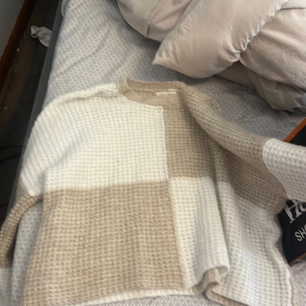 Cute neutral sweater perfect for fall barely worn size medium